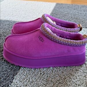 UGG Women's Fuchsia Tazz slipper/mule brand new but don’t have box